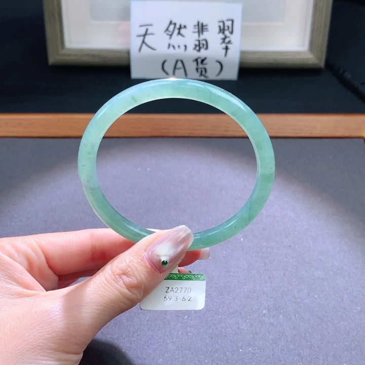 翡翠手镯未镶嵌天然翡翠手镯