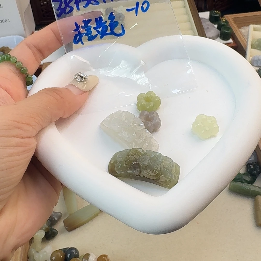 橘****和田玉未镶嵌颈饰