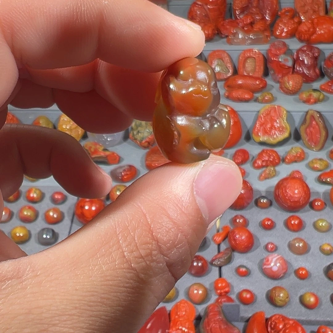 南红玛瑙未镶嵌冻料雕刻比心兔兔