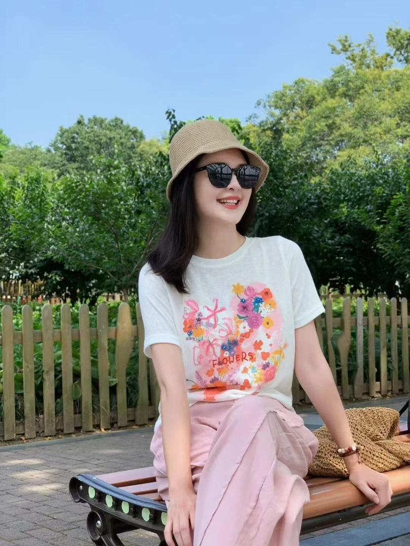 【缤纷世界】夏季印花T恤上衣显瘦显白减龄粉色直筒长裤两件套装