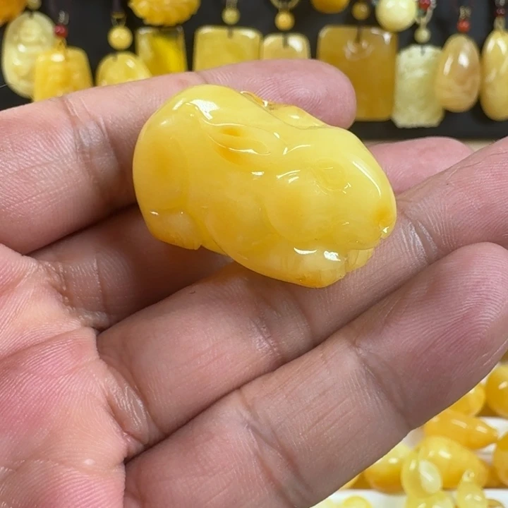 蜜蜡未镶嵌珠宝奇石兔子