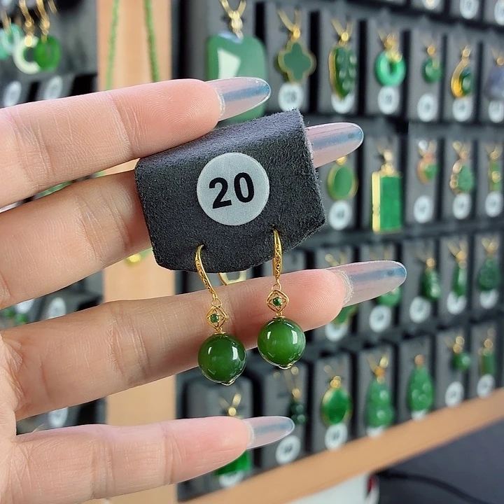 人***姐和田玉18K金镶嵌耳饰