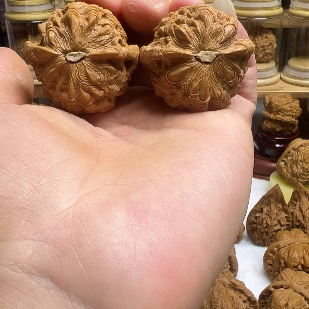 核桃宫灯雕刻吞噬题材