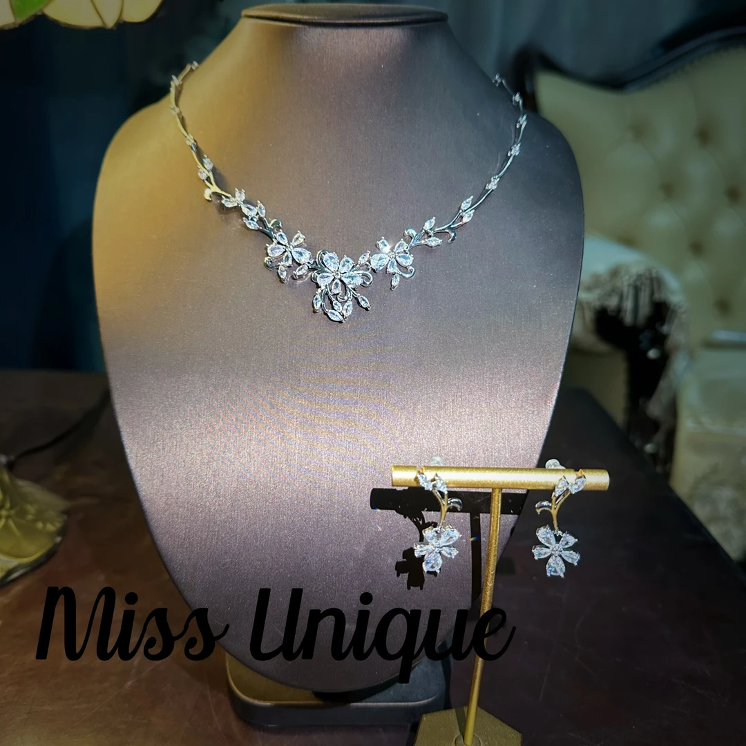 E9045白色枝叶五瓣花项链套装