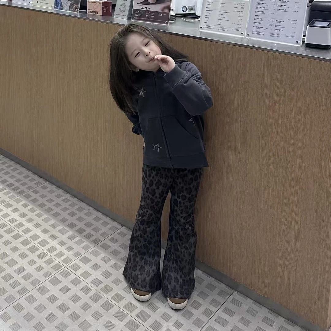 小思家2025年冬季新款韩版洋气连帽卫衣外套豹纹喇叭裤女童套装