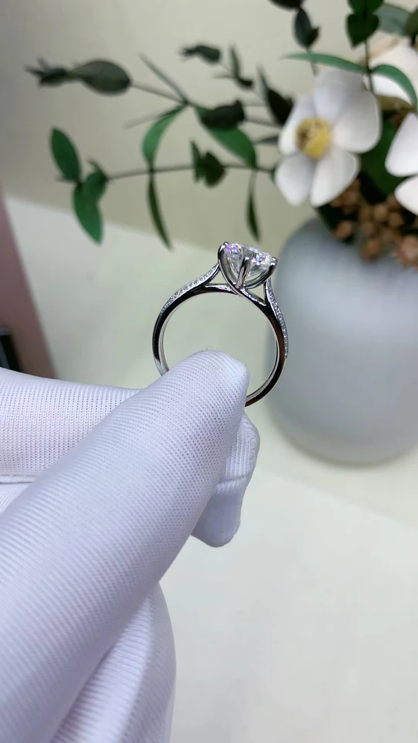 【合成/培育】星光皇后 18K金镶嵌高品质莫桑钻 经典时尚气质女款