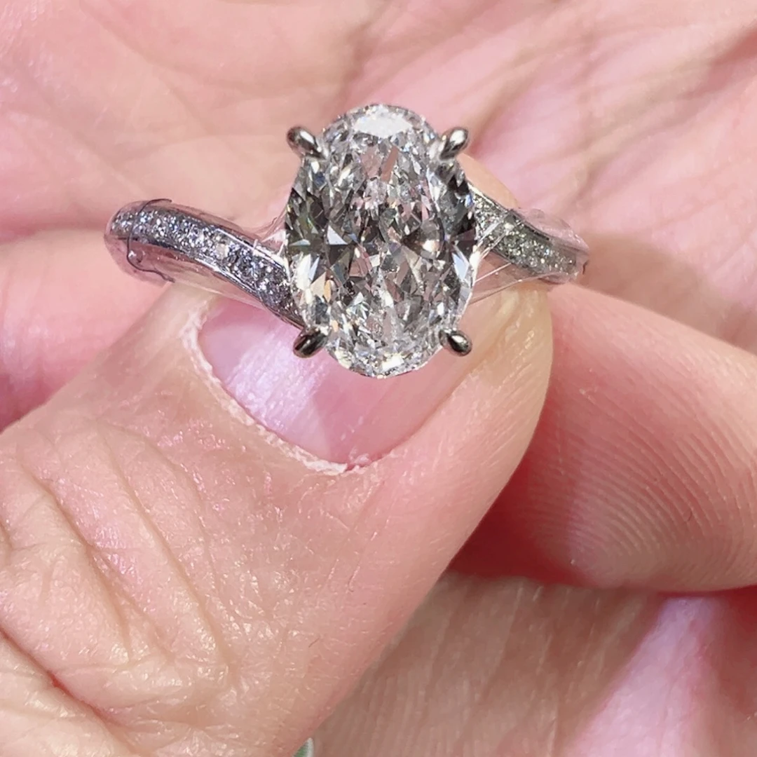 实验室培育钻石18K金镶嵌冰花切扭臂椭圆14圈