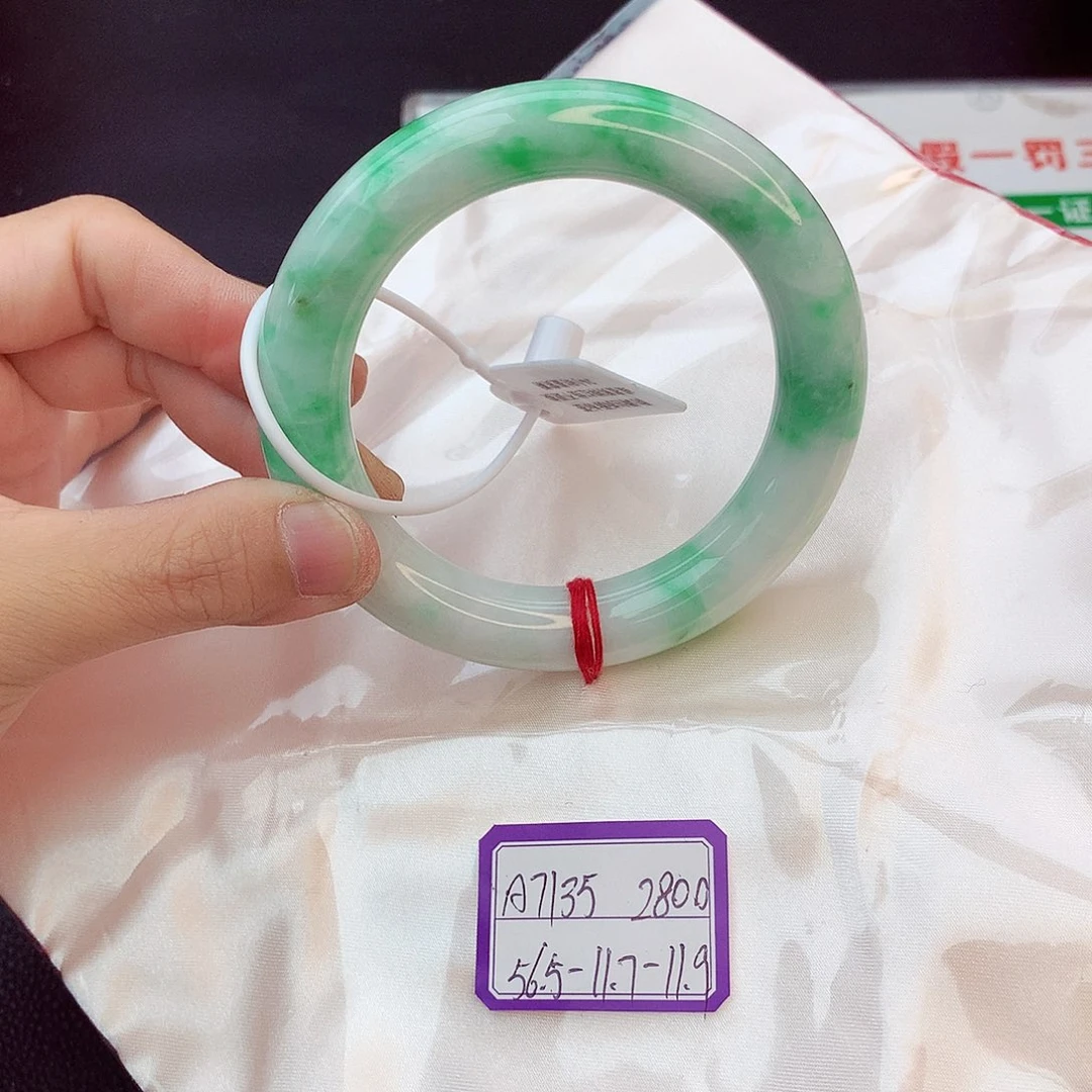 翡翠手镯未镶嵌翡翠