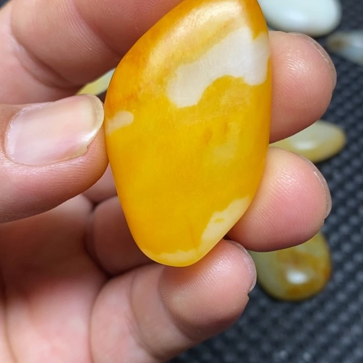 和田玉未镶嵌把件