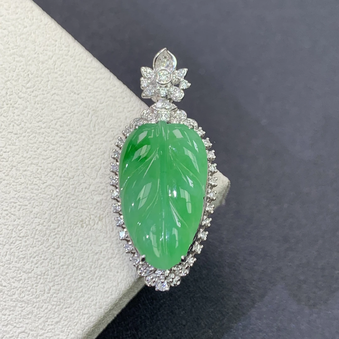 新品推荐·18k金阳绿飘花叶子翡翠玉石缅A吊坠气质轻奢绿色