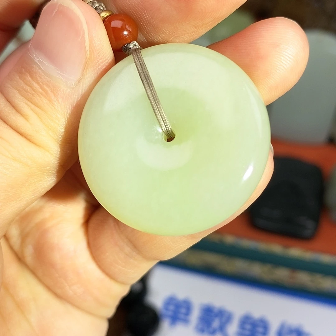 和田玉未镶嵌颈饰平安扣