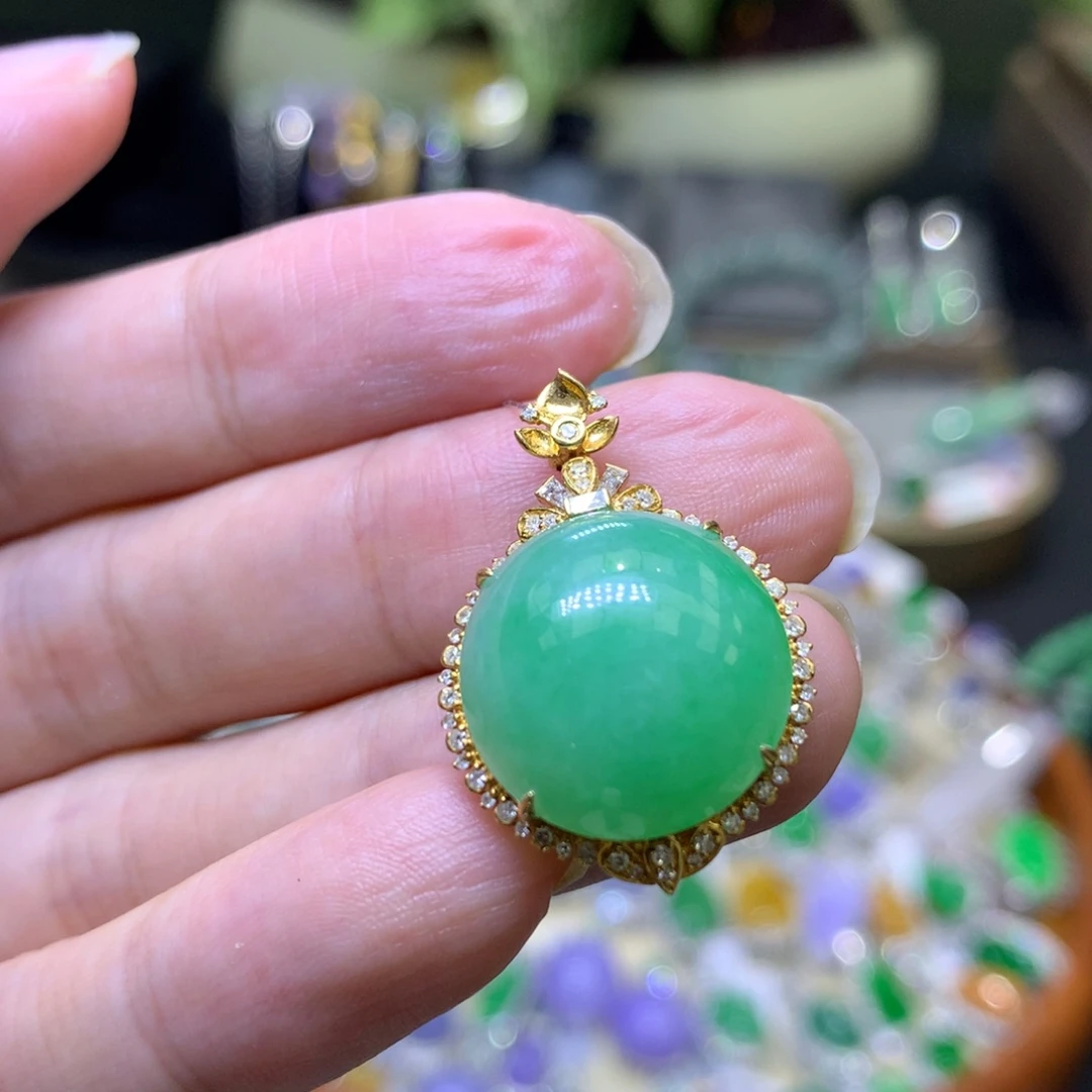 颈饰18K金镶嵌翡翠