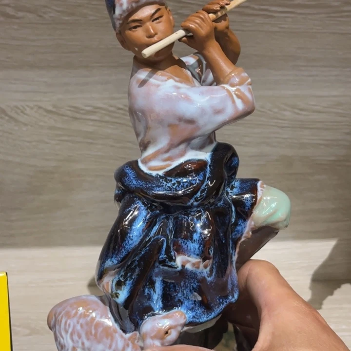 石湾公仔衬托盆景漂亮