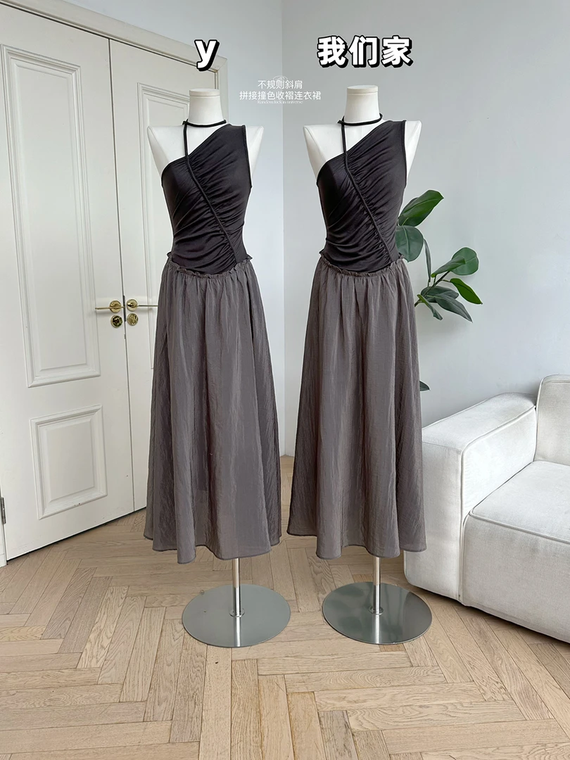 不规则拼接撞色收褶设计感斜肩无袖连衣裙