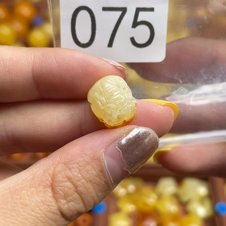 蜜蜡未镶嵌珠宝奇石满蜡白妖花小貔貅一个