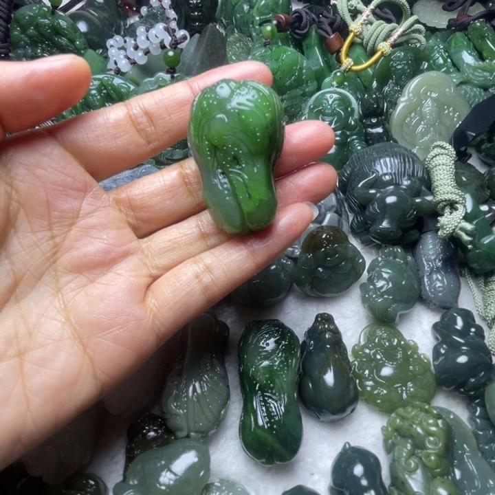 苟***神和田玉未镶嵌颈饰