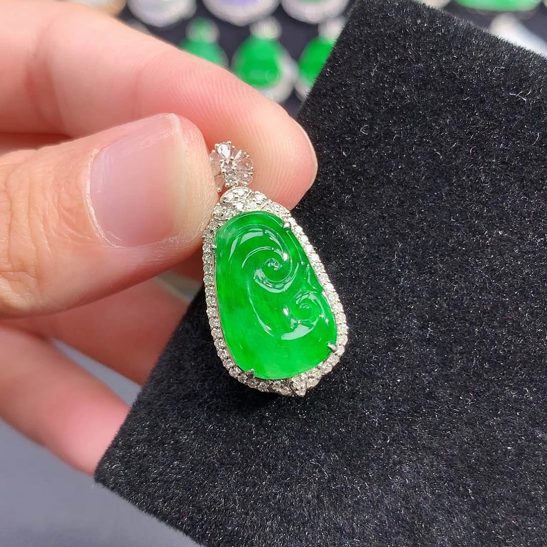 翡翠18K金镶嵌吊坠(赠链)