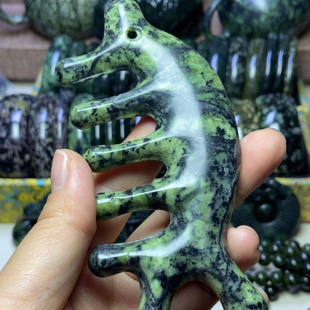 蛇纹石玉未镶嵌颈饰瑕疵