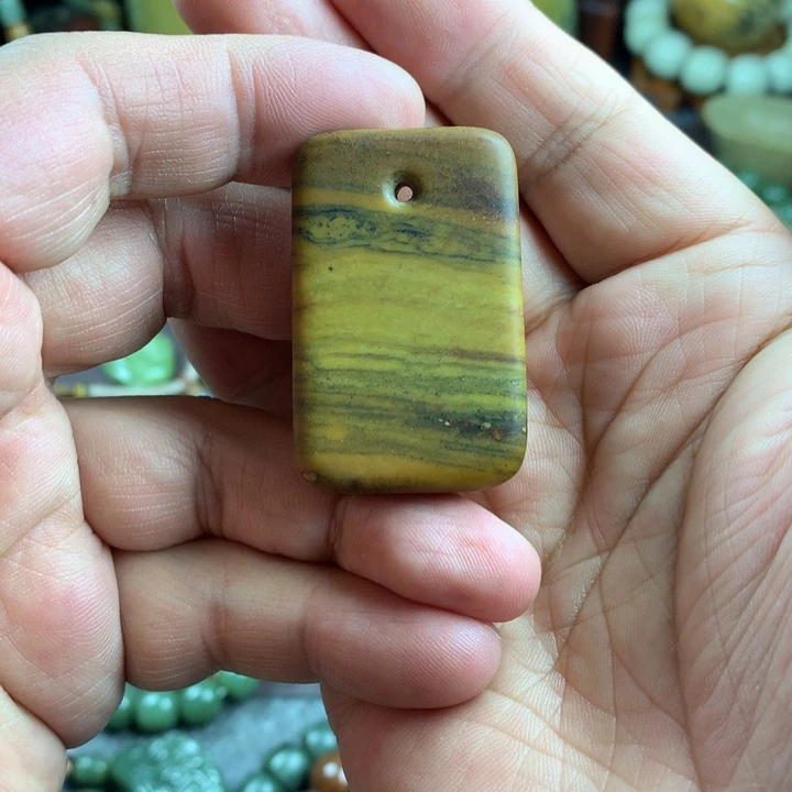 吊坠(赠链)未镶嵌岫岩河磨玉（透闪石质玉）