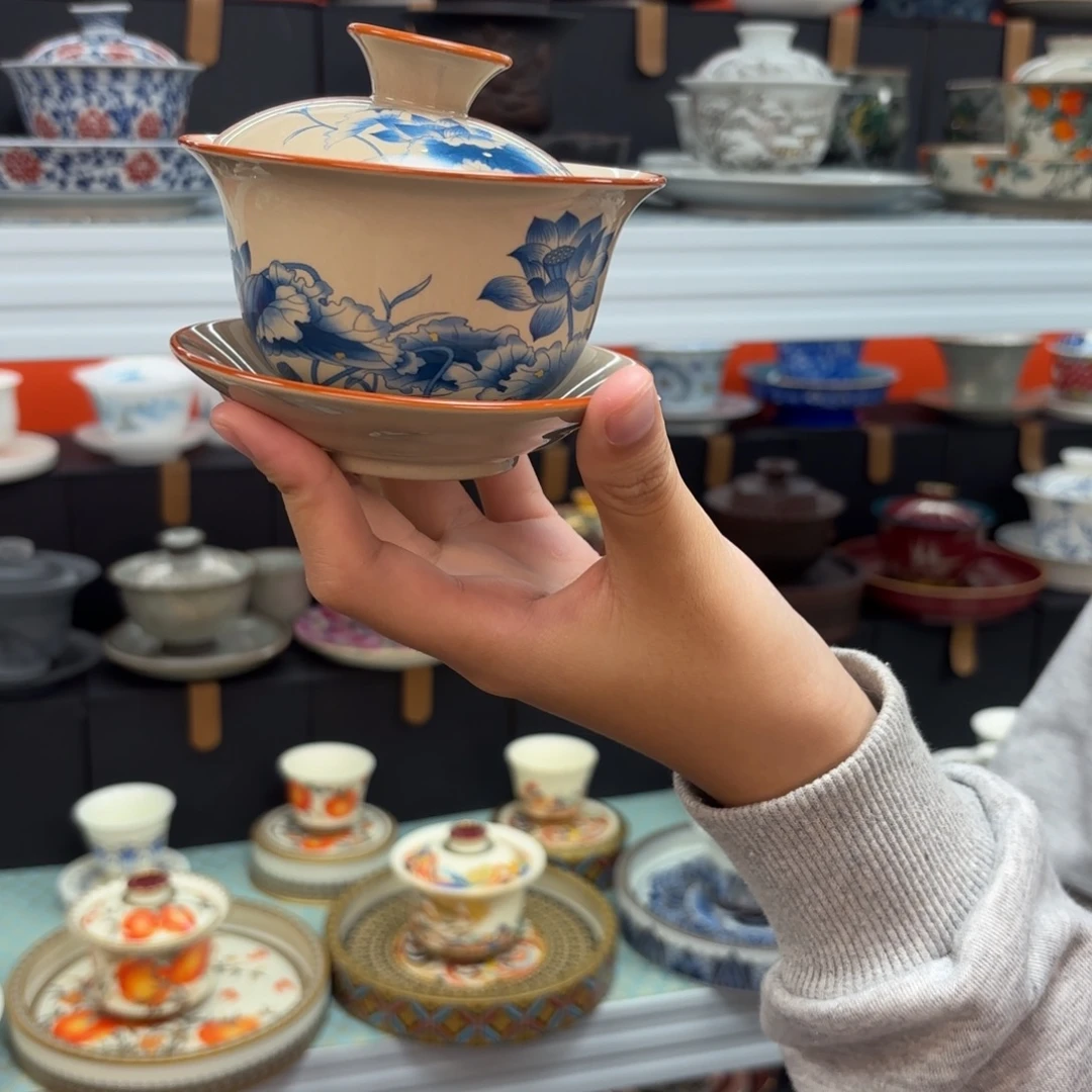 悬停车辆在一条高速路口