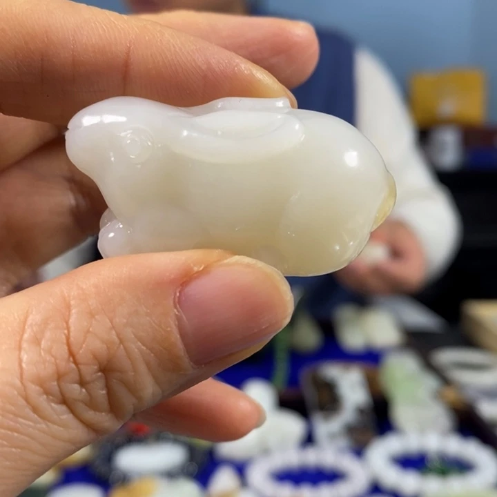 小***光和田玉未镶嵌颈饰