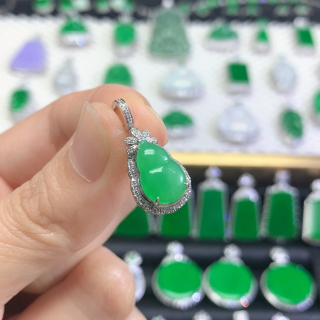 颈饰18K金镶嵌翡翠吊坠