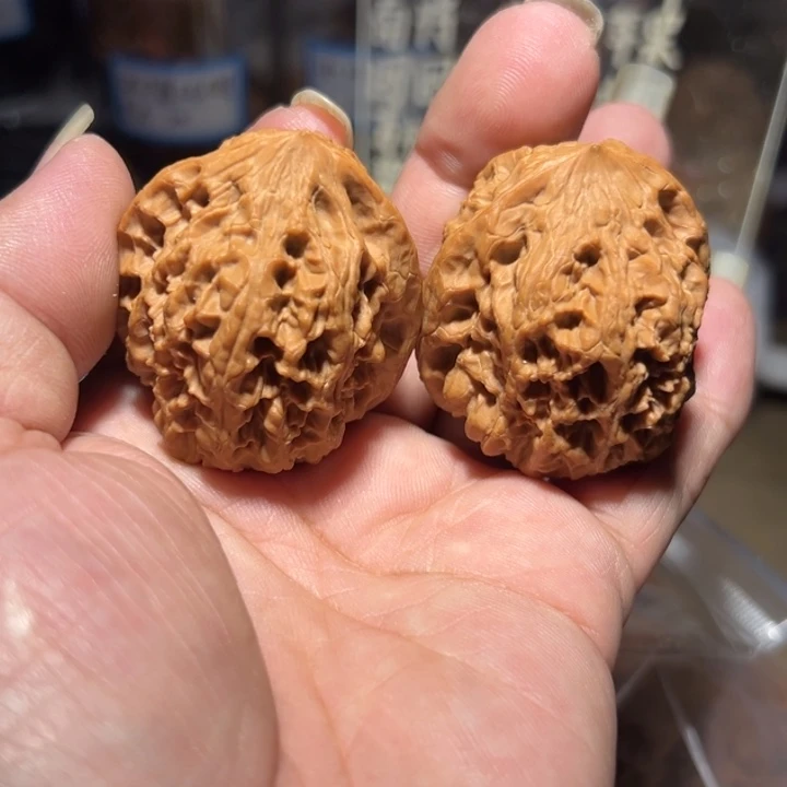 文玩核桃吊坠野牛