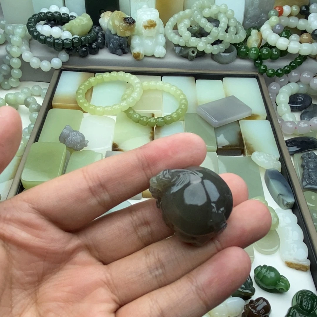 自***在颈饰未镶嵌和田玉
