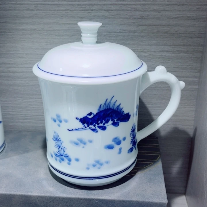 青花玲珑鱼藻纹办公杯