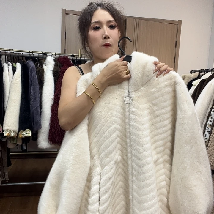 皮毛一体外套女短款