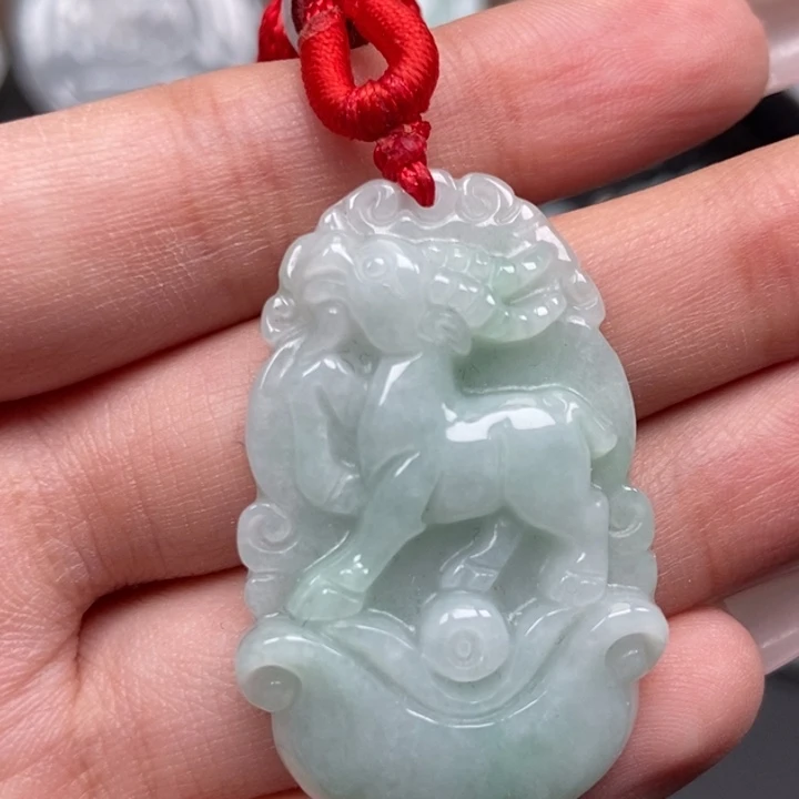 翡翠未镶嵌颈饰羊