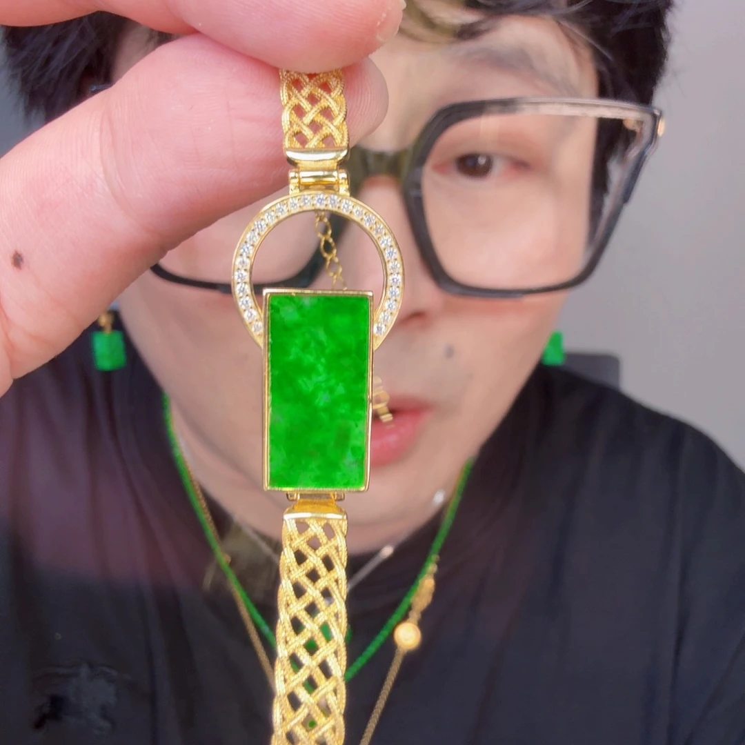 翡翠未镶嵌颈饰一件