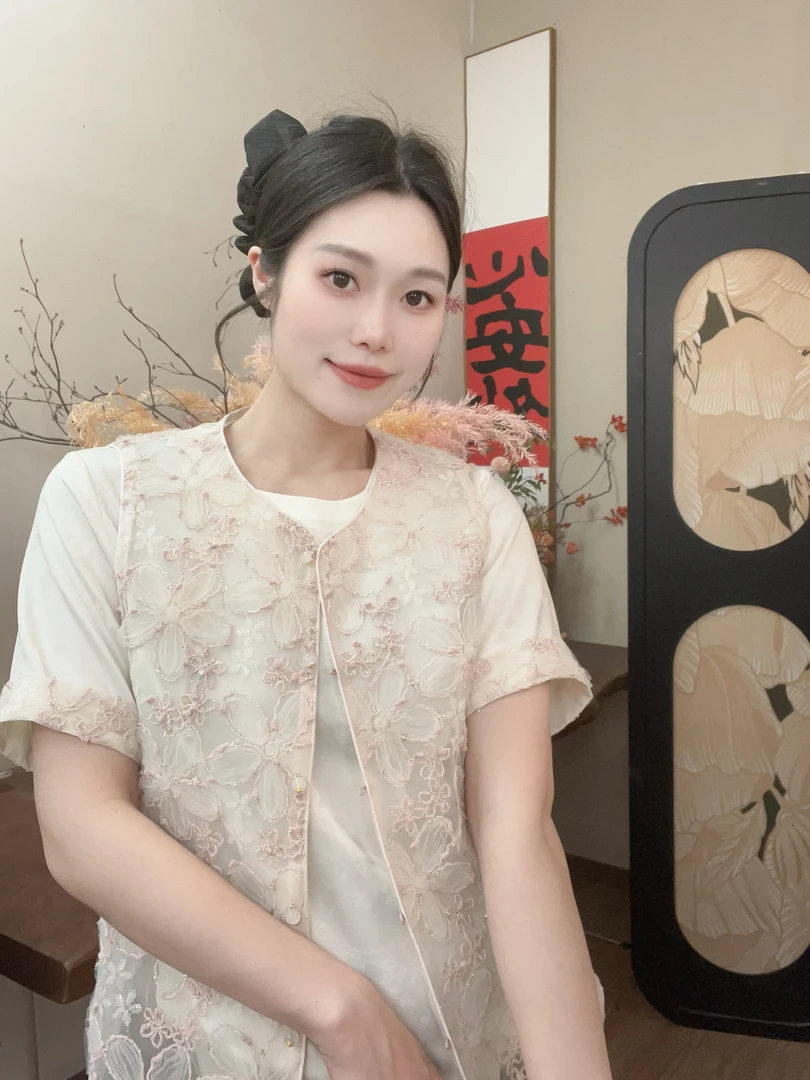 【拾妆】2025春夏粉色气质刺绣新中式马甲女薄款圆领百搭马甲