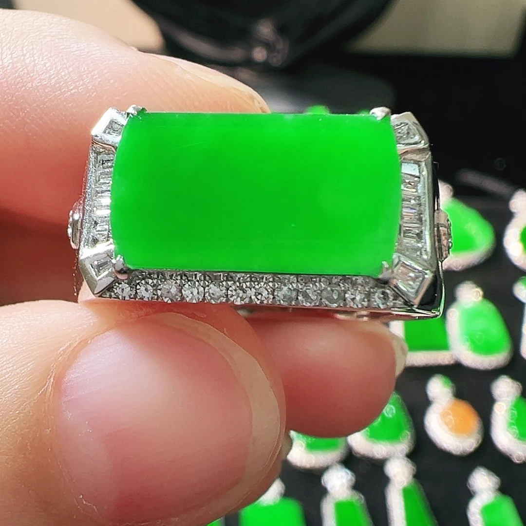 翡翠18K金镶嵌戒指