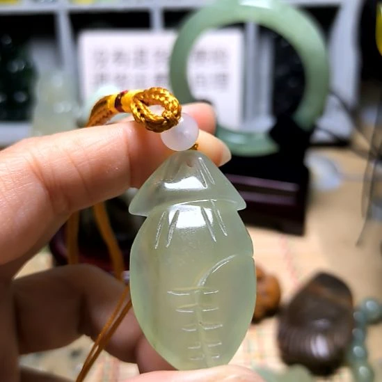 蛇纹石玉未镶嵌颈饰