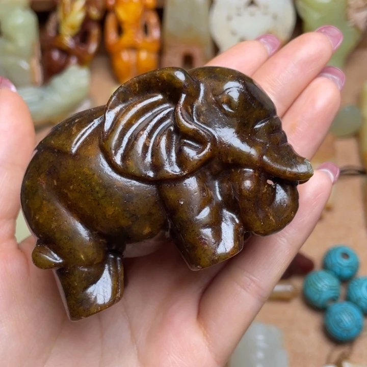 蛇纹石玉未镶嵌颈饰角磕了