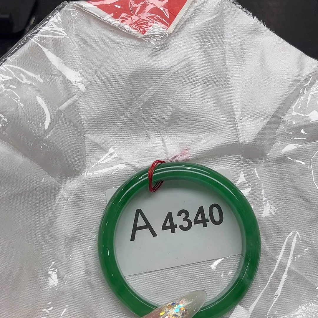 翡翠手镯未镶嵌默认瑕疵