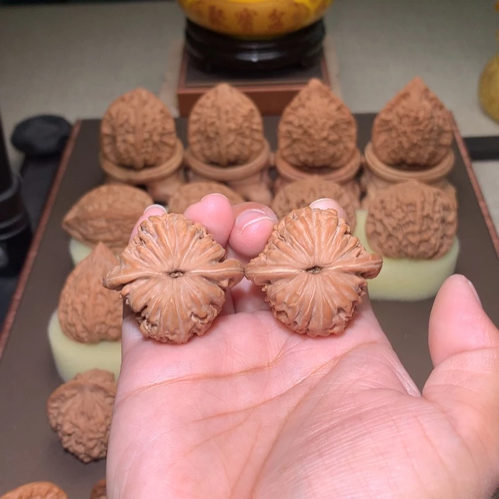 阳***阳核桃文玩核桃把件楼子