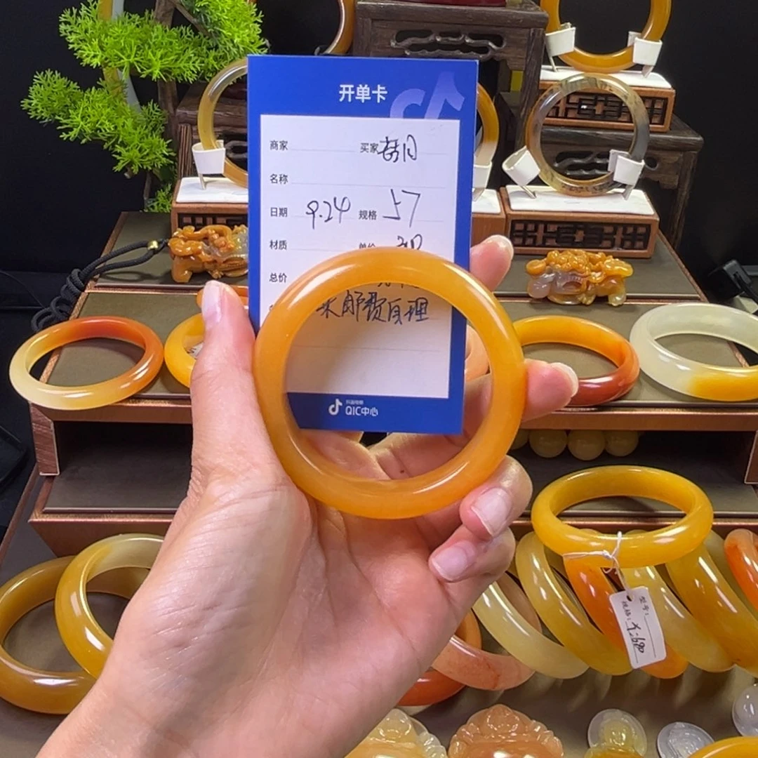 未镶嵌手镯石英质玉茹*。