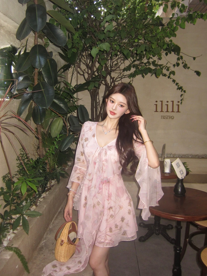 法式V领喇叭袖绑带收腰显瘦连衣裙