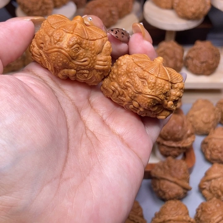 奇****一根筋雕刻着金蟾