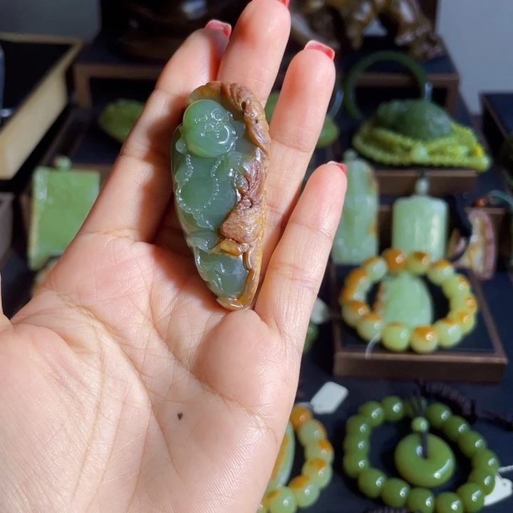 自***峰颈饰未镶嵌和田玉