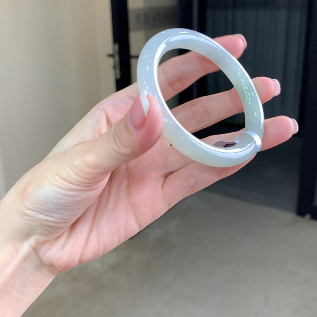 翡翠手镯未镶嵌不退不换