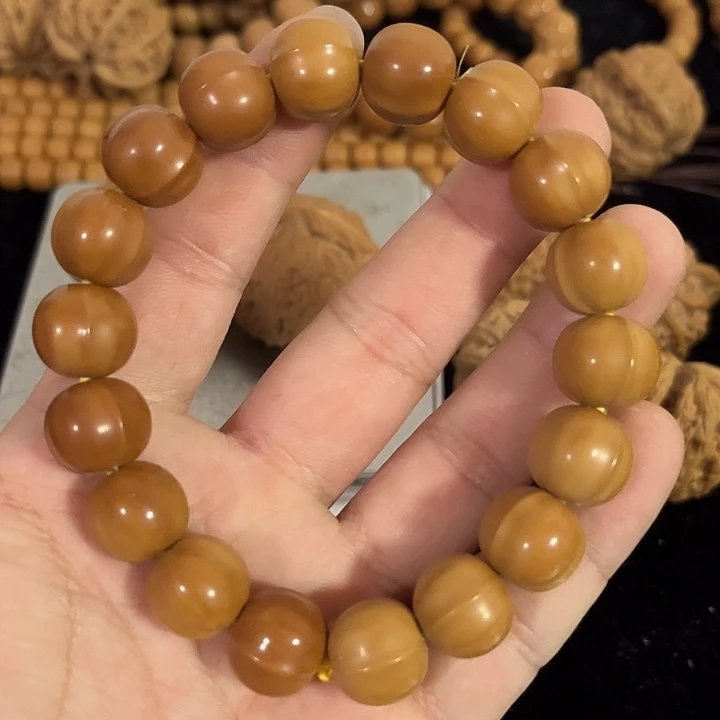 文玩核桃把件猴头雕刻二等鲨鱼背