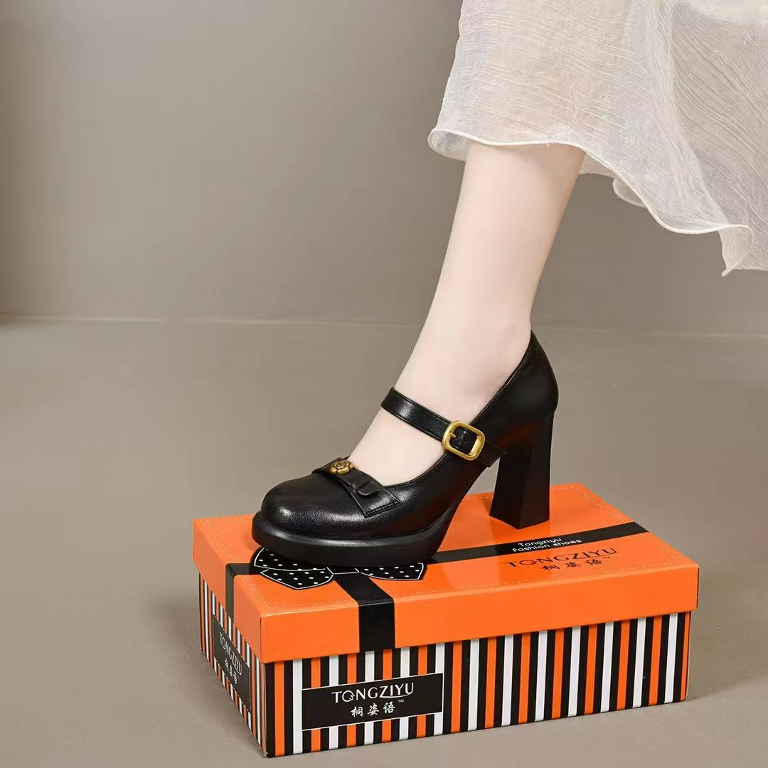 2025年球季圆头纯色一字式扣带粗跟防水台单鞋复古欧若假日风