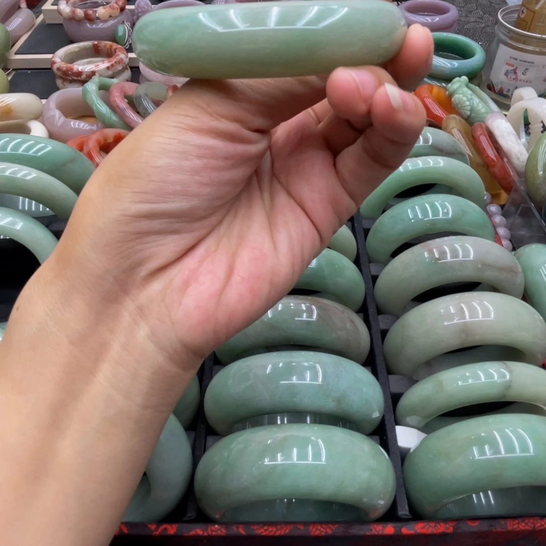 知***梦未镶嵌圈口的齐全石英质玉