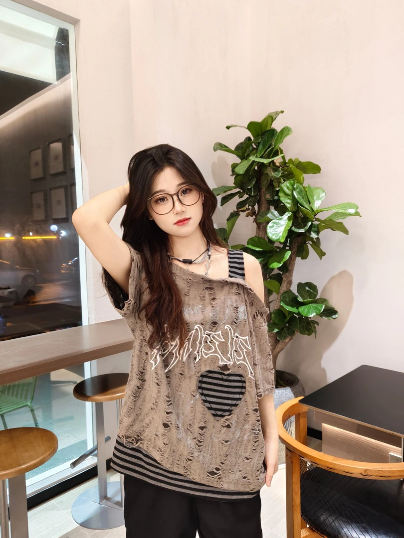 SUSU【60】美式破坏感贴布蝴蝶露肩短袖T恤女夏季设计感辣妹上衣