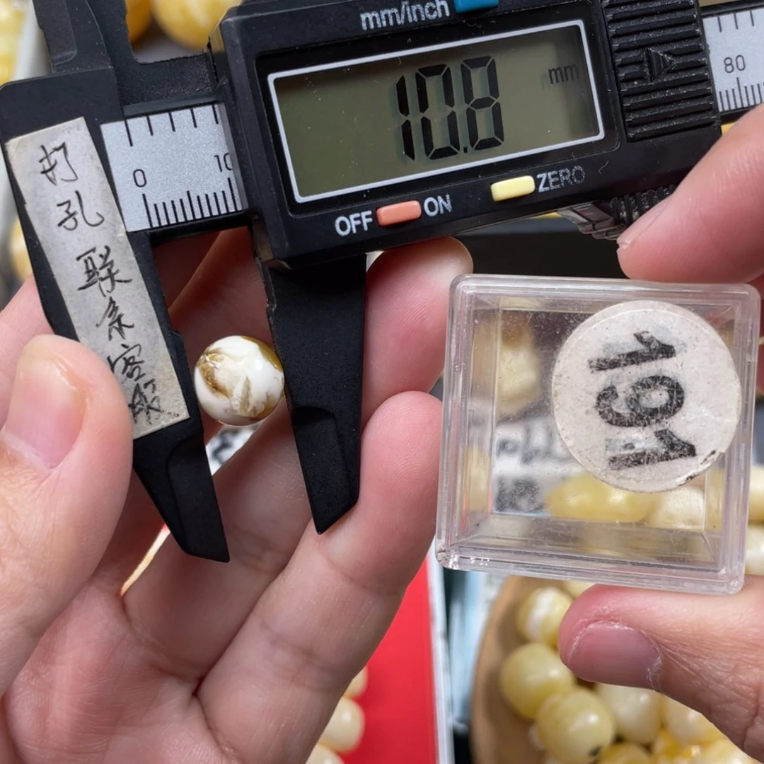 蜜蜡珠宝奇石未镶嵌