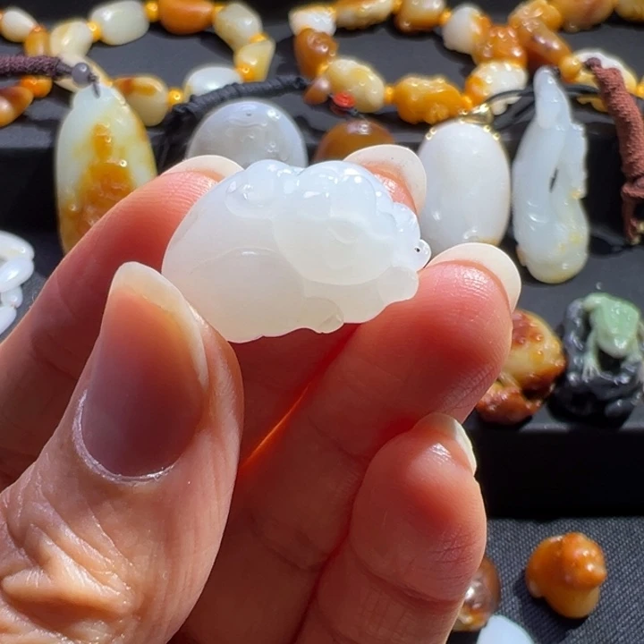 瑞***语颈饰未镶嵌和田玉（白玉）