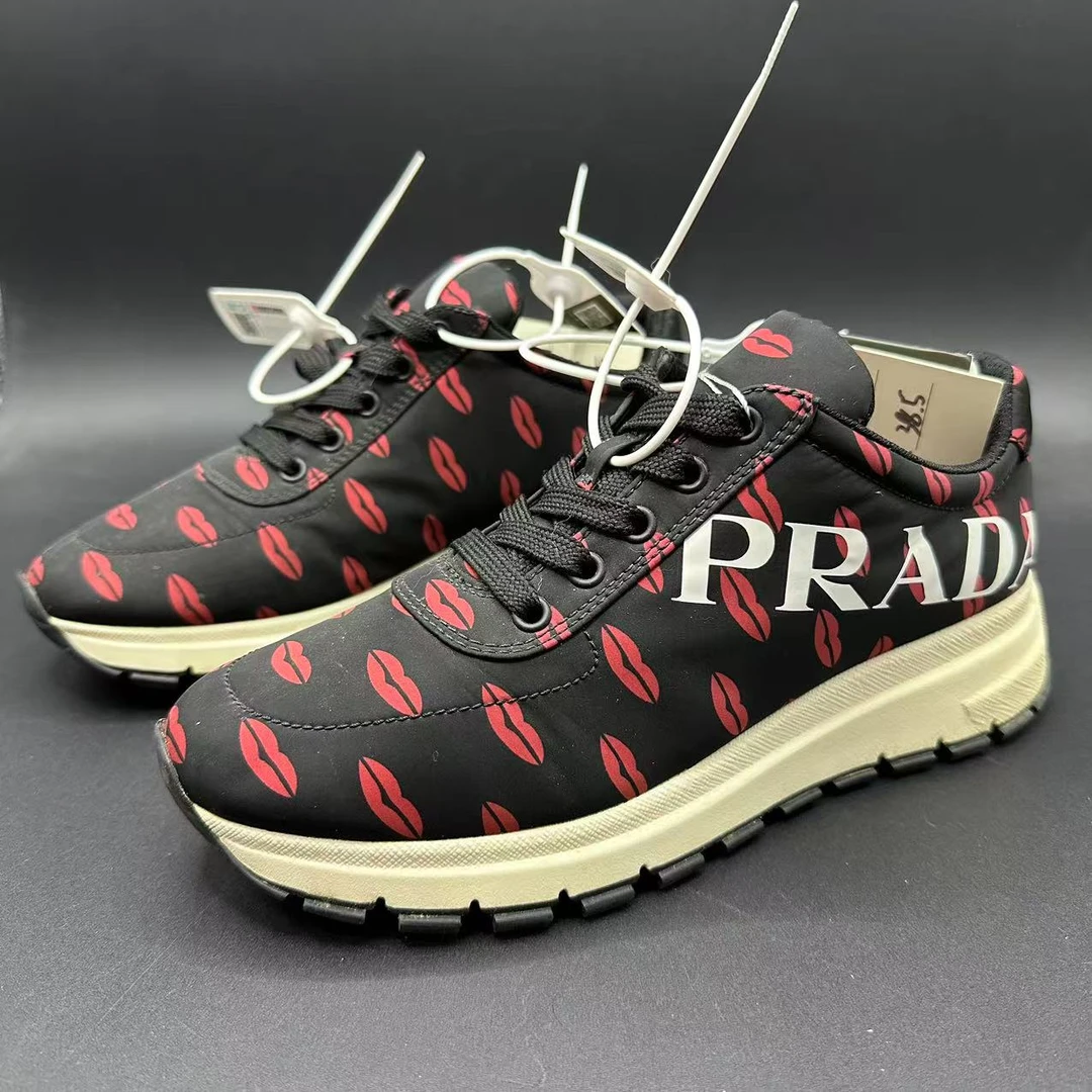 【GL好物】PRADA普拉达 时尚潮流百搭红唇满印运动鞋 38.5欧码bd031